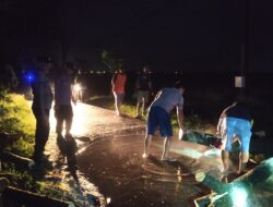 Polsek Margorejo Polresta Pati dan Relawan BPBD Bantu Evakuasi Pohon Tumbang di Jalan Pati – Tlogowungu