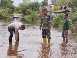 Tanggap Banjir, Bhabinkamtibmas Tumbang Tahai Meninjau Lokasi Luapan DAS Rungan