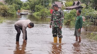 Tanggap Banjir, Bhabinkamtibmas Tumbang Tahai Meninjau Lokasi Luapan DAS Rungan