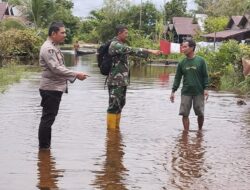 Tanggap Banjir, Bhabinkamtibmas Tumbang Tahai Tinjau Lokasi Luapan DAS Rungan