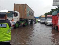 Jalan Pantura di Semarang Terendam Banjir Dengan Ketinggian Hingga 1,5 Meter