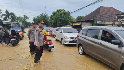 Banjir Rendam Jalan-jalan di Kayen, Polsek Lakukan Tindakan Tanggap Cepat
