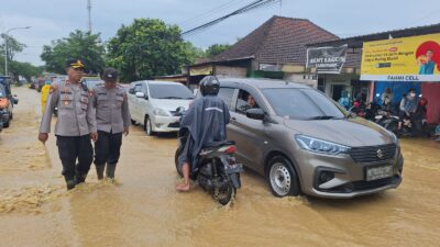 Polsek Kayen Beri Pengaturan Lalu Lintas di Titik Banjir, Kapolsek Imbau Warga Waspada