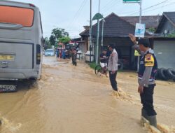 Personel Polsek Kayen Beri Pengamanan di Titik-titik Banjir, Kapolsek Himbau Warga Waspada