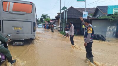 Kapolsek Kayen dan Personel Polsek Turun ke Lapangan Atasi Banjir dan Kemacetan