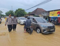 Gerak Cepat, Polsek Kayen Atur Lalulintas di Jalan yang Terendam Banjir