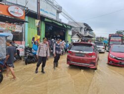 Banjir Melanda Kayen Akibat Hujan Deras, Polsek Kayen Turun Atasi Kemacetan