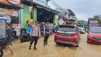 Banjir Melanda Kayen Akibat Hujan Deras, Polsek Kayen Turun Atasi Kemacetan
