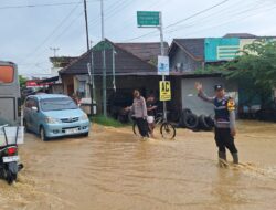 Banjir Parah di Kayen, Polsek Kerahkan Personel untuk Atasi Kemacetan Lalu Lintas