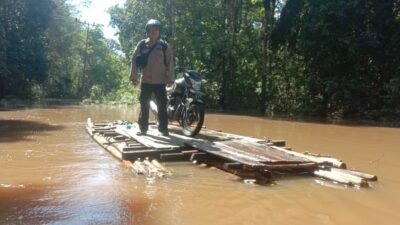 Pantau Banjir Di Desa Muara Sumpoi, Bhabinkamtibmas Imbau Warga Tetap Waspada