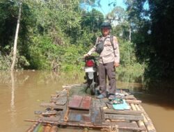 Pantau Lokasi Banjir Di Desa Muara Sumpoi, Bhabinkamtibmas Imbau Warga Tetap Waspada