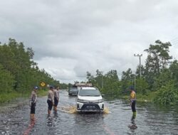 Banjir Rendam Jalan Lintas Trans Kalimantan, Polres Pulang Pisau Pamtur Jalan