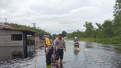 Banjir Merendam Lintas Trans Kalimantan, Polres Pulang Pisau Pamtur Jalan