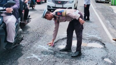 Satlantas Polres Batang Menandai Jalan Berlubang, Minimalisir Kecelakaan