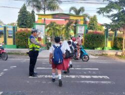 Kepolisian Tiap Pagi Atur Lalulintas Di Depan Sekolahan Kota Sukamara