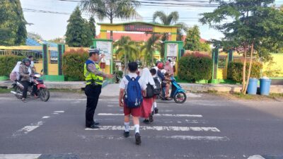Kepolisian Tiap Pagi Atur Lalulintas Di Depan Sekolahan Kota Sukamara