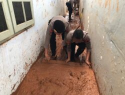 Bantu Warga Terdampak Banjir di Pekalongan, Polda Jateng Kerahkan Personel Ditsamapta