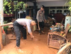Bantu Warga Terdampak Banjir di Pekalongan, Personel Ditsamapta Polda Jawa Tengah