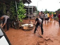 Personel Ditsamapta Polda Jateng Diterjunkan Bantu Warga Terdampak Banjir di Pekalongan