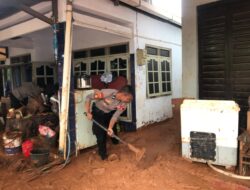 Personel Ditsamapta Polda Jawa Tengah Diterjunkan Bantu Warga Terdampak Banjir di Pekalongan