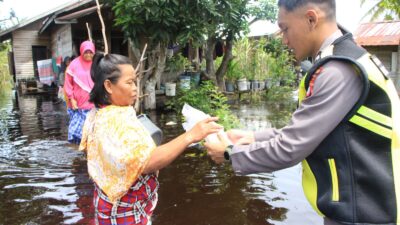 Beri Layanan Kesehatan Korban Banjir, Rumkit Bhayangkara Terjun Ke Pemukiman