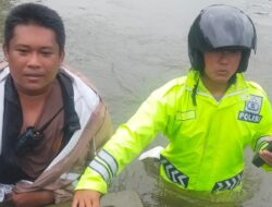 Semarang Diterjang Banjir, Polisi Bantu Evakuasi Korban