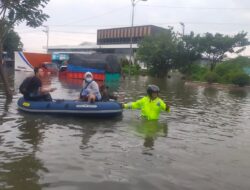 Diterjang Banjir, Polisi Bantu Evakuasi Korban di Semarang