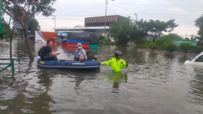 Sebanyak 158 Ribu Jiwa Terdampak Banjir Semarang, Polisi Bantu Evakuasi Korban
