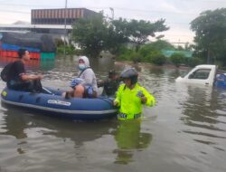 Korban Banjir di Semarang Dievakuasi Polisi