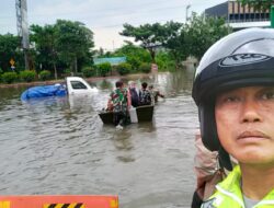 Polisi Bantu Evakuasi Korban Banjir di Semarang