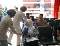 Rumkit Bhayangkara Palangka Raya Bagikan Ratusan Takjil Ke Pengunjung & Pasien
