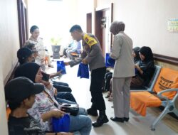 Rumkit Bhayangkara Palangka Raya Bagikan Ratusan Takjil Ke Pengunjung dan Pasien