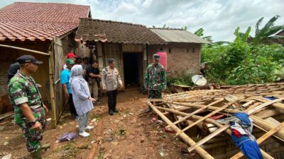 TNI Polri dan BPBD Bantu Warga Bersihkan Puing-Puing Runtuhan Akibat Puting Beliung