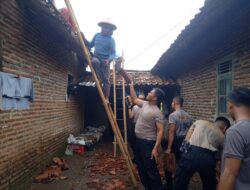 TNI Polri dan BPBD Bantu Warga Bersihkan Puing-Puing Reruntuhan Akibat Puting Beliung