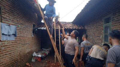 TNI Polri dan BPBD Bantu Warga Bersihkan Puing-Puing Reruntuhan Akibat Puting Beliung