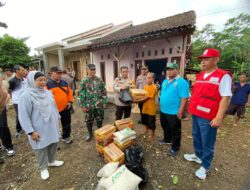Sinergitas TNI Polri dan BPBD Bantu Warga Bersihkan Reruntuhan Rumah Akibat Diterjang Angin Puting Beliung