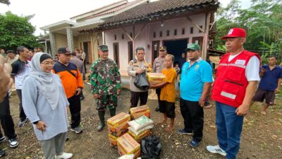Sinergitas TNI Polri dan BPBD Bantu Warga Bersihkan Reruntuhan Rumah Akibat Diterjang Angin Puting Beliung