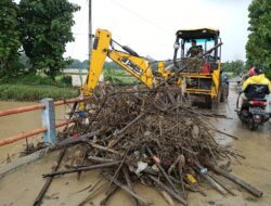 Bersihkan Sampah di Sungai, Polsek Jakenan Bersama DPU Kerahkan Alat Berat
