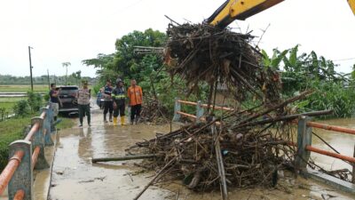 Kerahkan Alat Berat, Polsek Jakenan Bersama DPU Bersihkan Sampah di Sungai