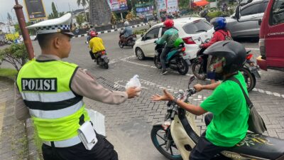Sat Lantas Polres Sukoharjo Turun ke Jalan dan Bagikan Takjil Gratis