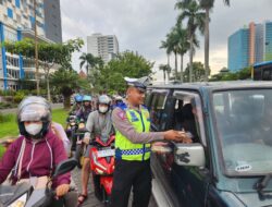 Bagikan Takjil Gratis, Personil Sat Lantas Polres Sukoharjo Turun ke Jalan