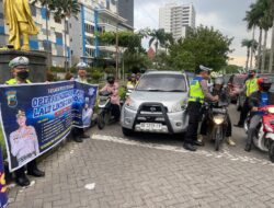 Turun ke Jalan, Personil Sat Lantas Polres Sukoharjo Bagikan Takjil Gratis