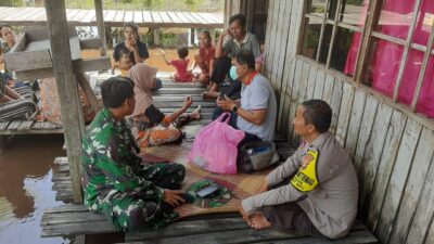 Wujudkan Kepedulian, Bhabinkamtibmas Polsek Bukit Batu Tinjau Banjir di Marang