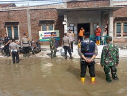 Bantuan Sembako Diberikan Kapolresta Pati kepada Kepala Desa Terdampak Banjir
