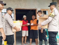 Polsek Juwana Polresta Pati Salurkan Takjil untuk Warga Terdampak Banjir