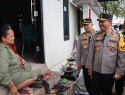 Kapolda Jateng Berikan Bantuan Sembako Untuk Korban Banjir di Juwana Pati