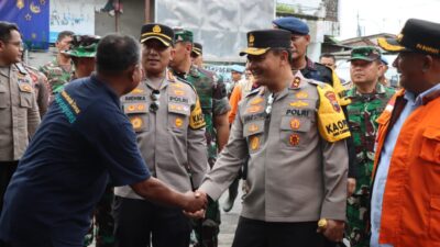 Kapolda Jateng Berikan Bantuan Sosial Kepada 1040 Korban Banjir di Kudus