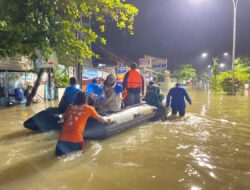 Ditpolairud Polda Jawa Tengah Turunkan Perahu Karet dan Truk Dinas di Kali Gawe Semarang