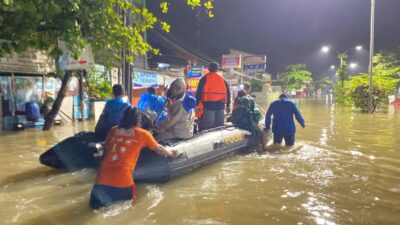 Ditpolairud Polda Jateng turunkan Perahu Karet dan Truk Dinas di Kali Gawe Semarang