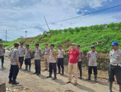 Kapolsek Margoyoso dan Warga Bersama Perbaiki Tanggul Sungai di Desa Tunjungrejo